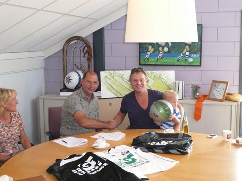 Hans Verschoor bedankt Remmert Keizer voor de sponsoring