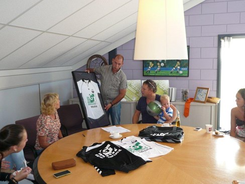 Overhandiging van een ingelijst shirt aan Remmert Keizer