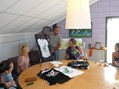 Overhandiging van een ingelijst shirt aan Remmert Keizer