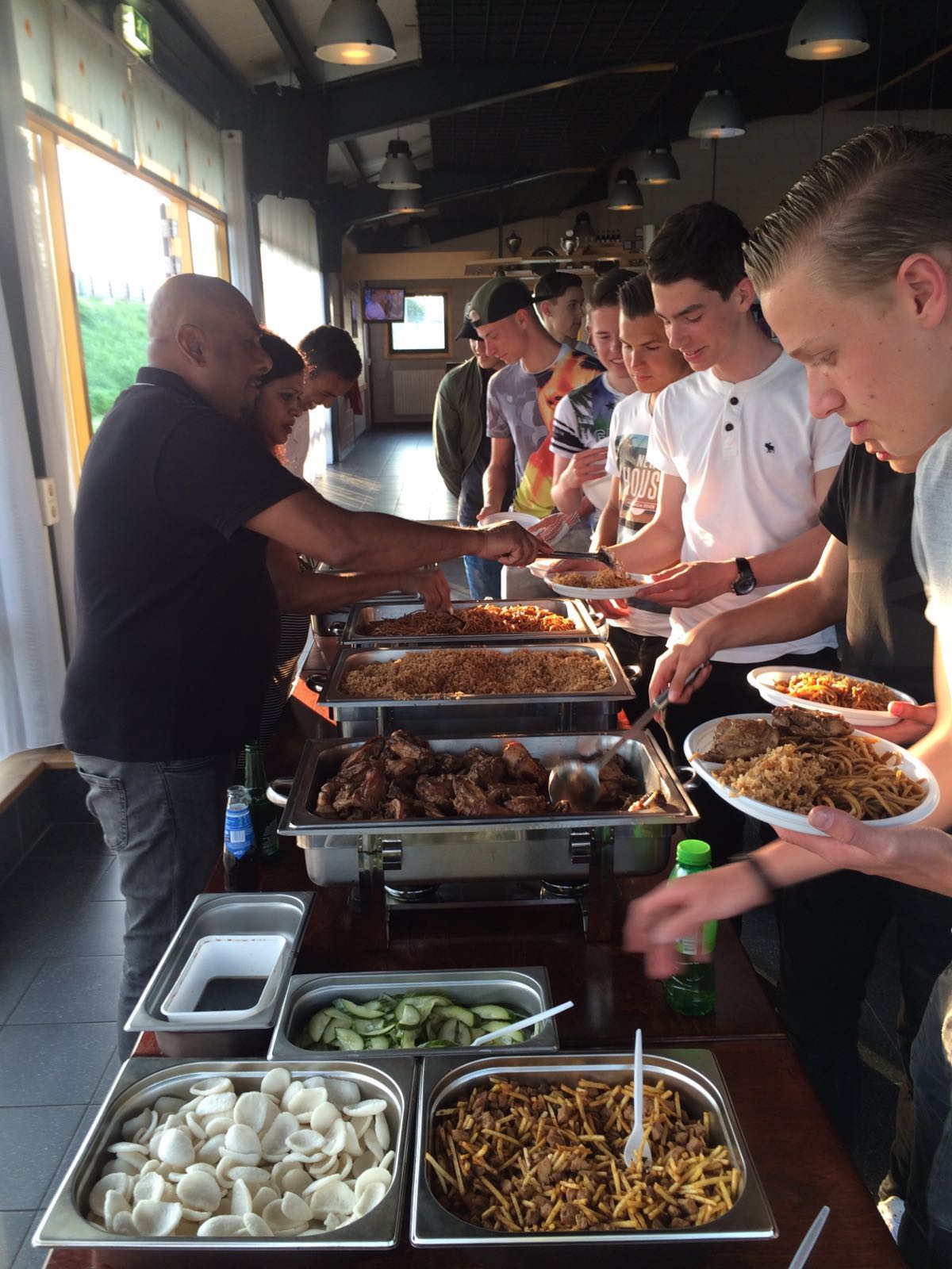 De spelers en begeleiding van de A verwend met heerlijk eten