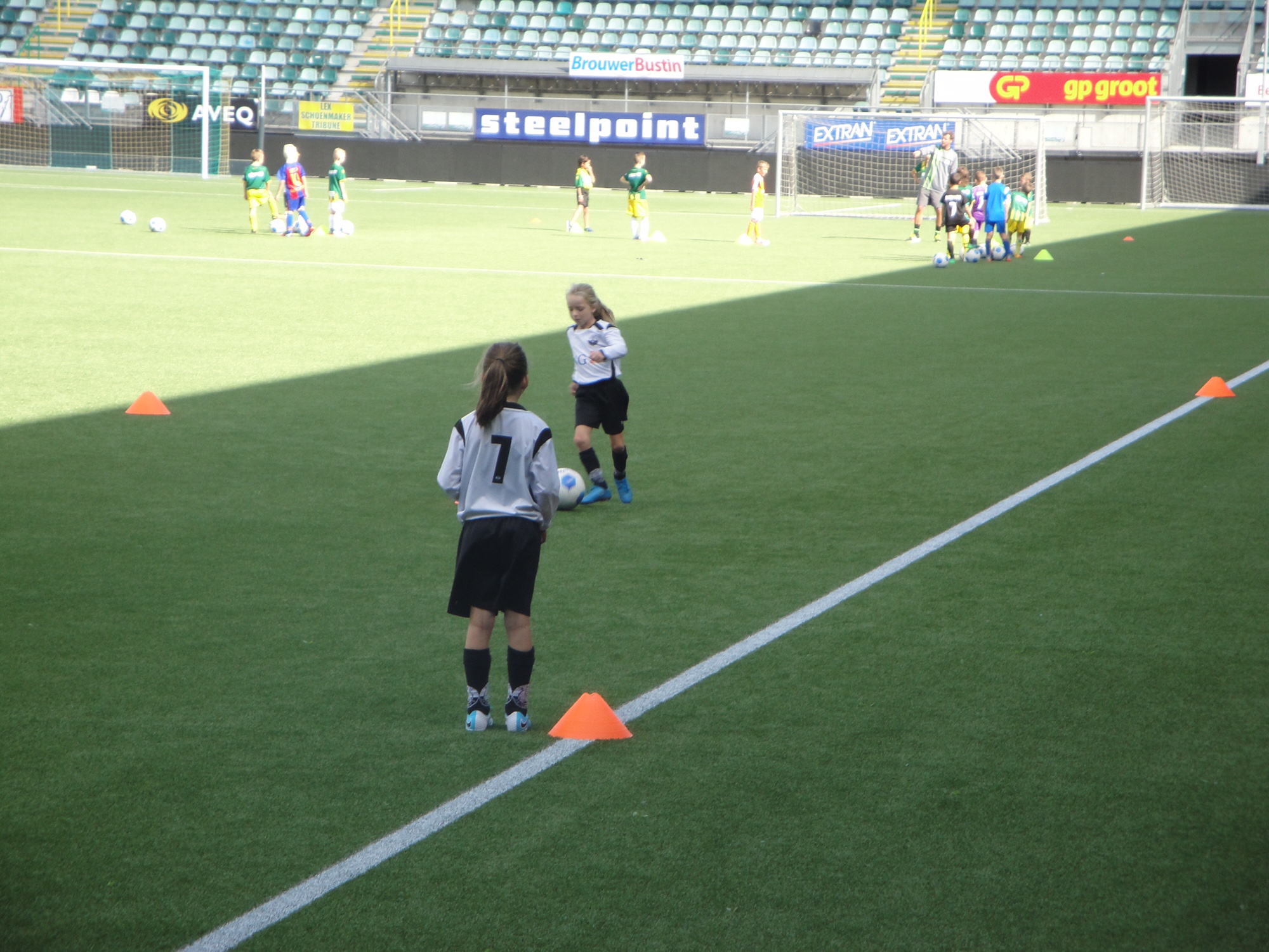 KMD meiden volgen een clinic bij ADO Den Haag