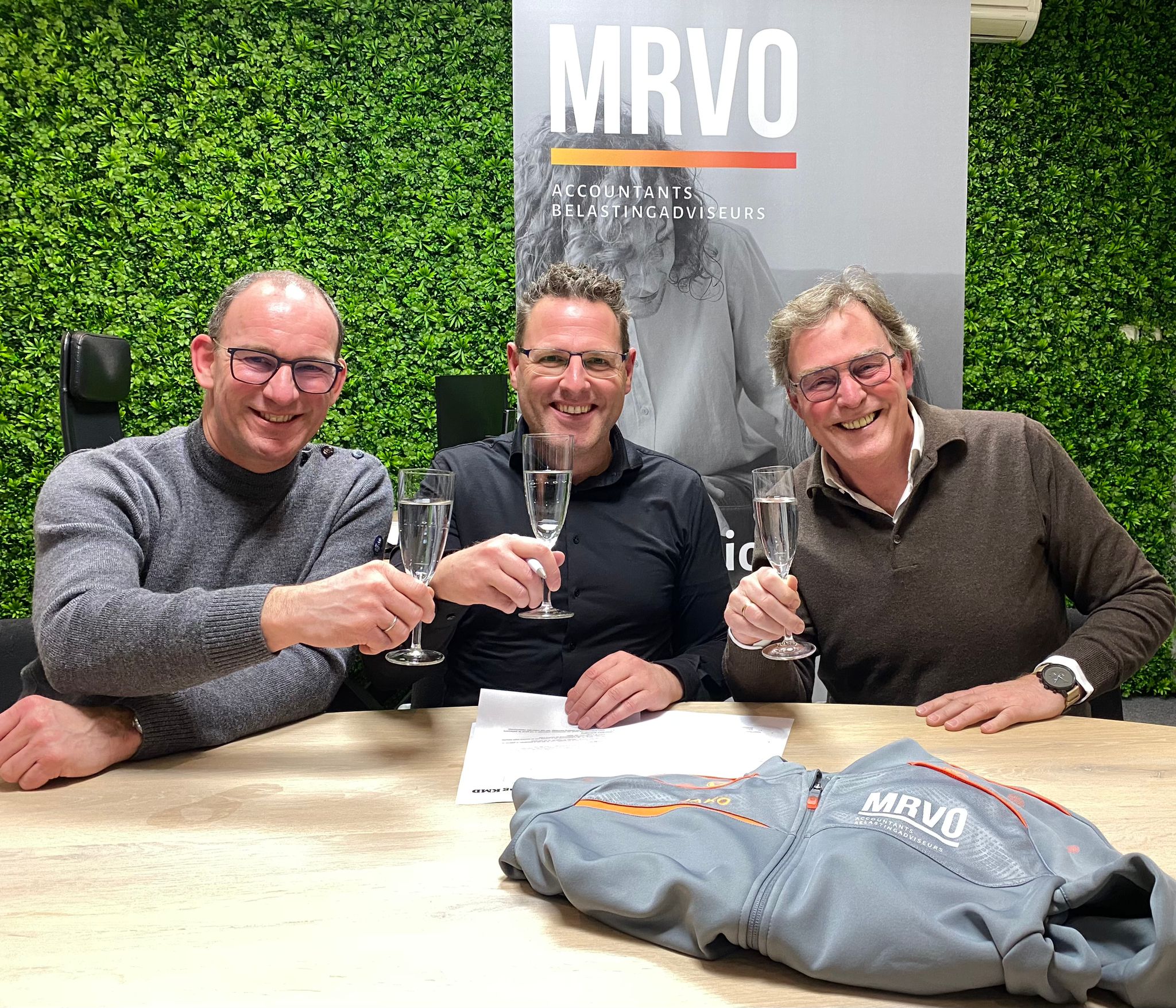 MRVO is de trotse sponsor van de kleding van de KMD selectie